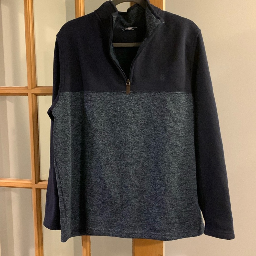 Like new young men’s size large Izod sweater in blue